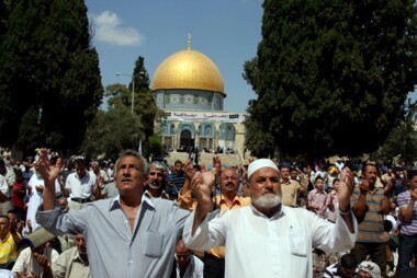 عشرات الآلاف يؤدون صلاة الجمعة في باحات الأقصى رغم تشديدات العدو